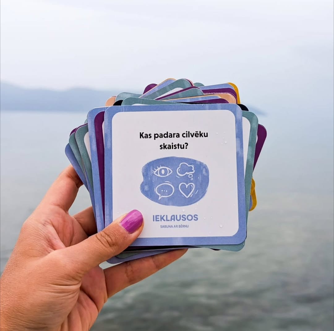Ieklausos sarunu kartītes kartiņas bērniem un ģimenei