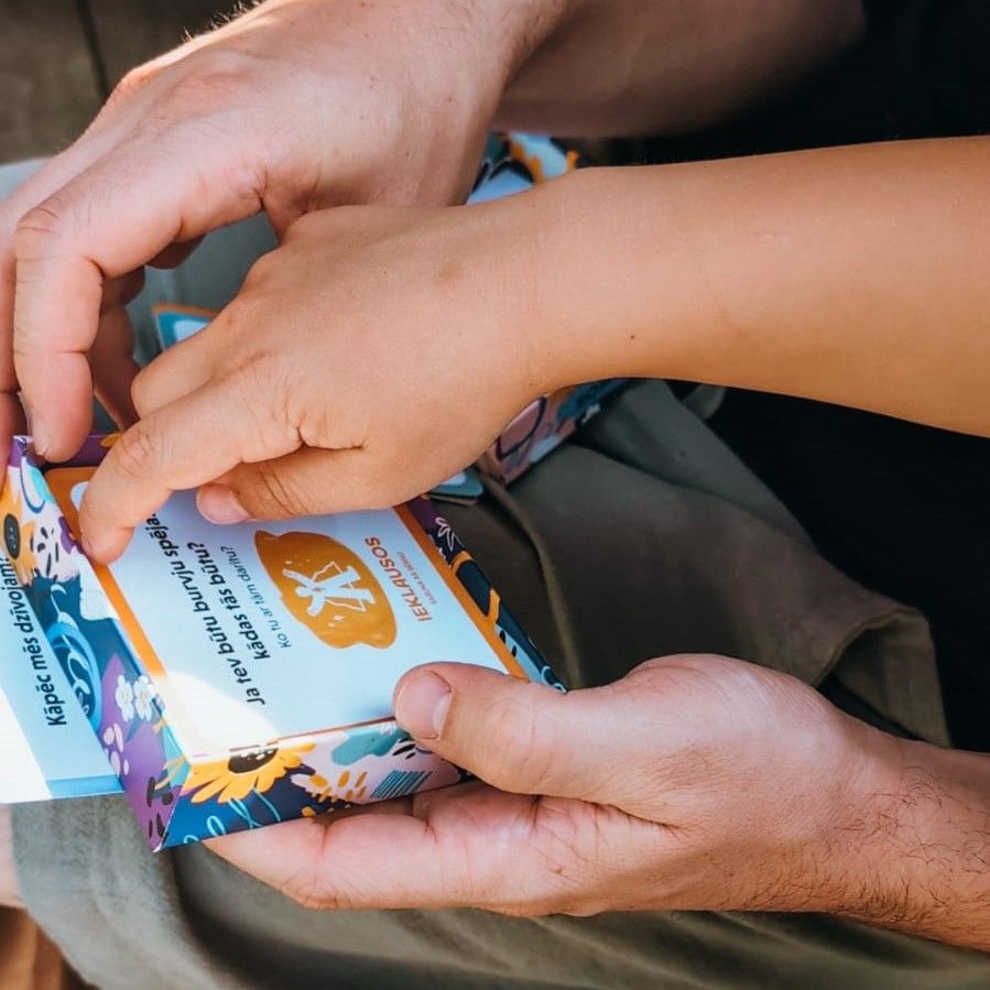 Ieklausos sarunu kartītes kartiņas bērniem un ģimenei